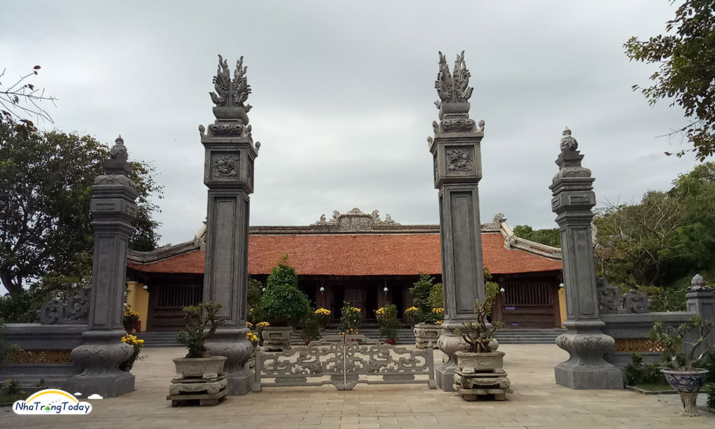 chùa trúc lâm trên đảo hòn tre Nha Trang