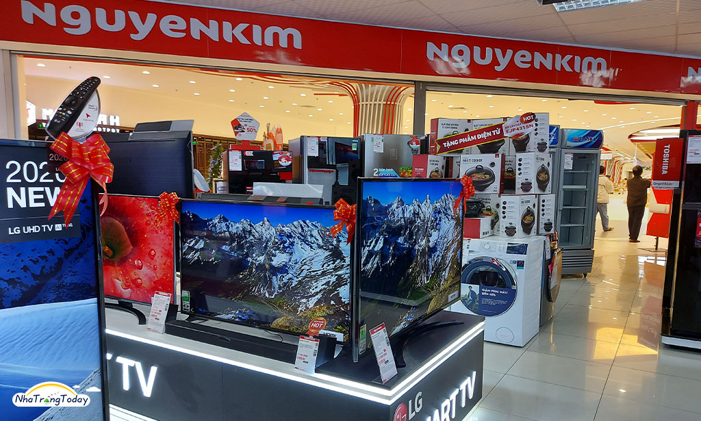 Người dân háo hức đi mua các sản phẩm tại siêu thị điện máy Nguyễn Kim